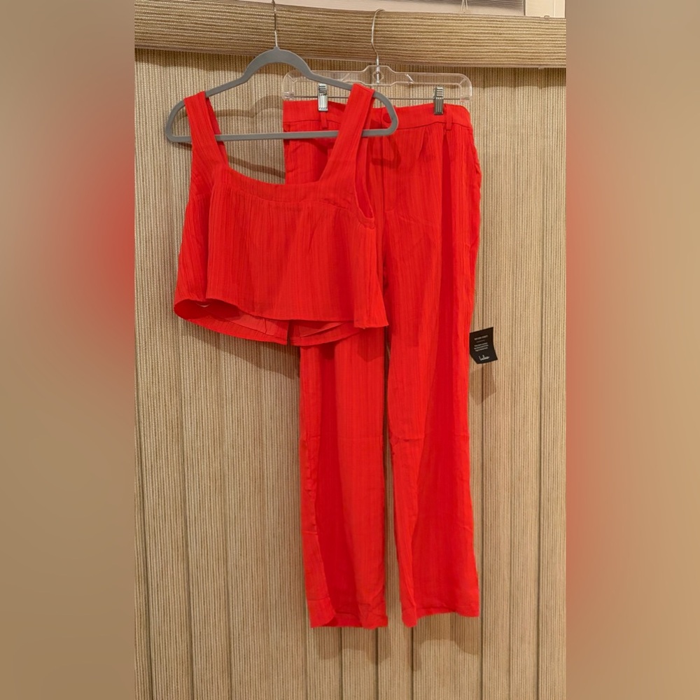 Red Sleeveless Linen Crop Top With Pant.
Top M: 35-36”
Bottoms SM: waist 26-27” - Picture 2 of 4